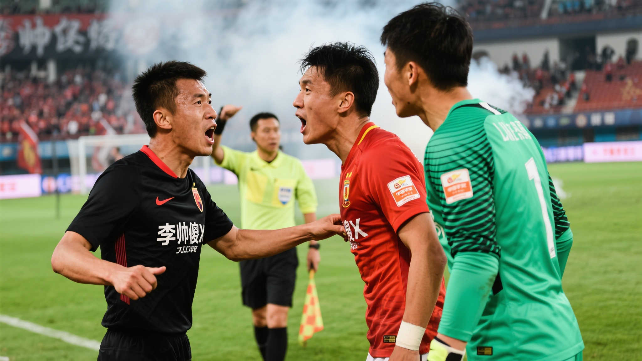 于汉超与李帅争执升级,场边球迷爆粗声援 足球场上的硝烟不仅局限于球员之间的竞技对决,情绪碰